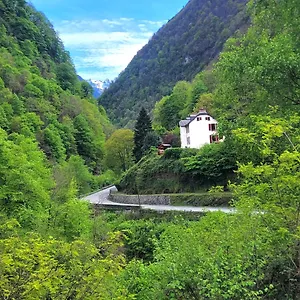 https://les-ruisseaux-cauterets.midi-pyreneeshotels.com